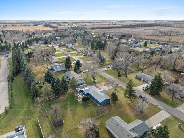 2009 Parkside Dr SW, Minot, ND 58701