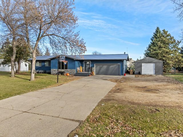 2009 Parkside Dr SW, Minot, ND 58701