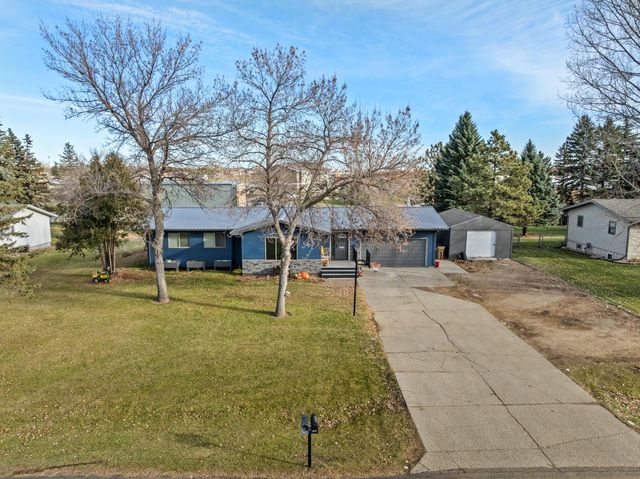 2009 Parkside Dr SW, Minot, ND 58701