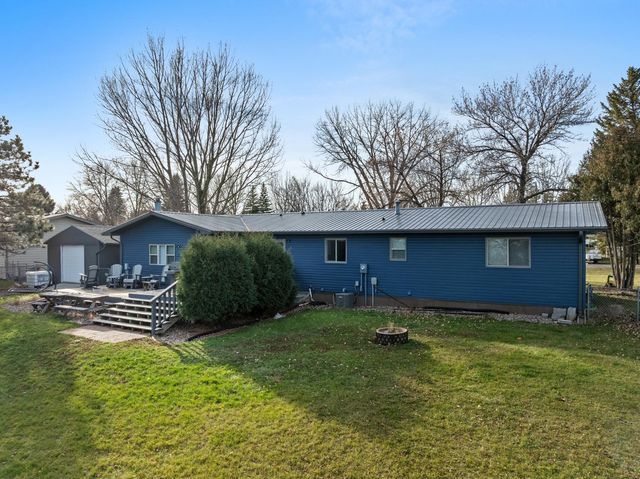 2009 Parkside Dr SW, Minot, ND 58701