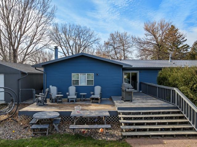 2009 Parkside Dr SW, Minot, ND 58701