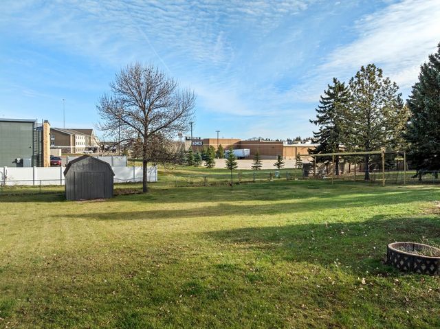 2009 Parkside Dr SW, Minot, ND 58701