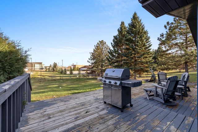 2009 Parkside Dr SW, Minot, ND 58701