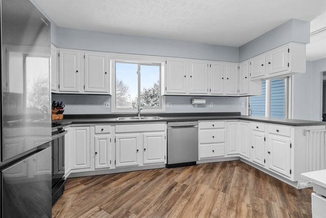 2009 Parkside Dr SW, Minot, ND 58701