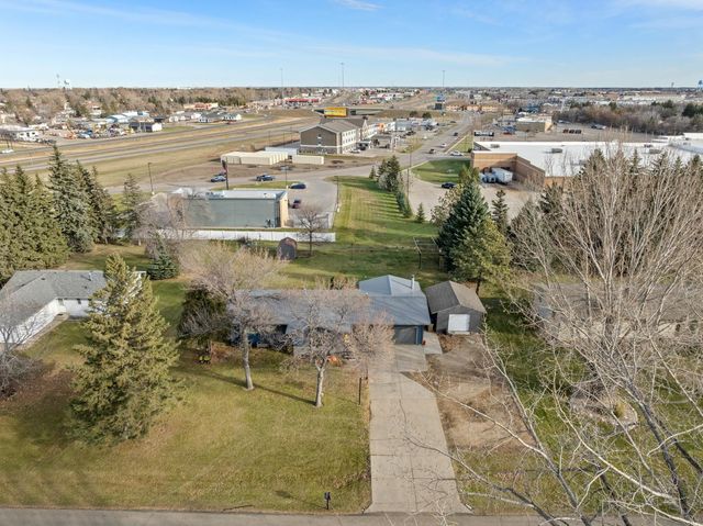 2009 Parkside Dr SW, Minot, ND 58701