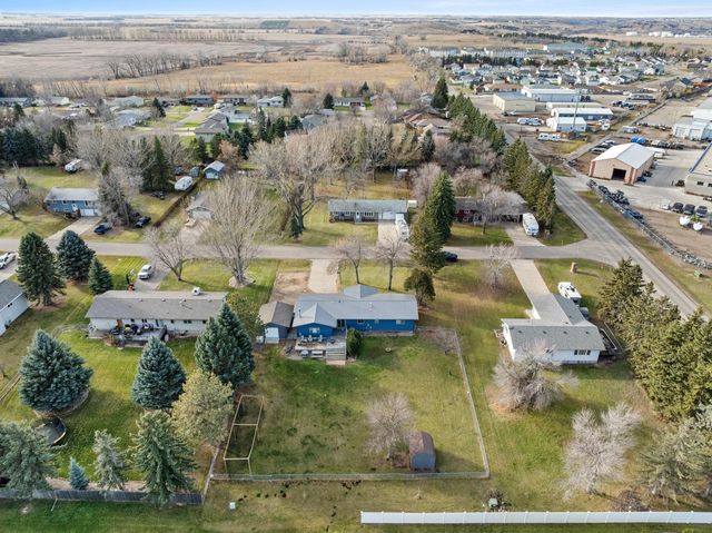 2009 Parkside Dr SW, Minot, ND 58701