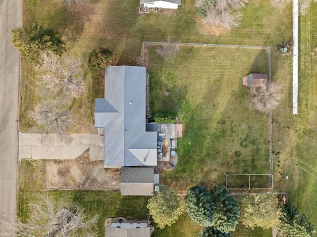 2009 Parkside Dr SW, Minot, ND 58701