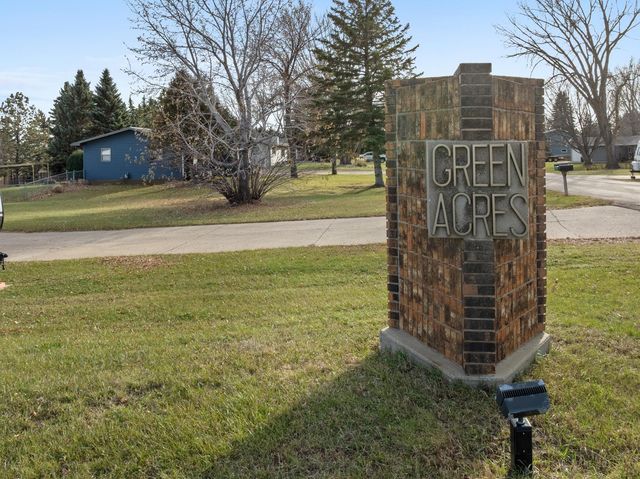 2009 Parkside Dr SW, Minot, ND 58701