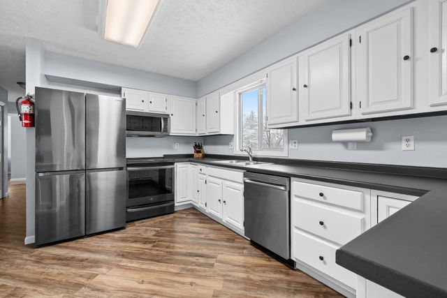 2009 Parkside Dr SW, Minot, ND 58701