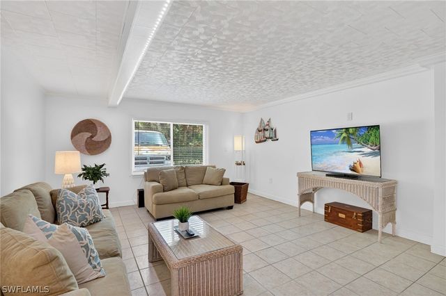 1189 6th LN N, Naples, FL 34102