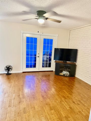 2010 Westkendal Lane, Arlington, TX 76015