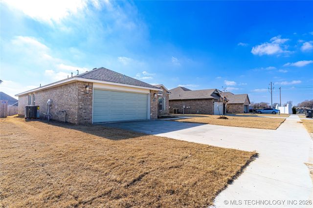 2517 W South Street, Collinsville, OK 74021