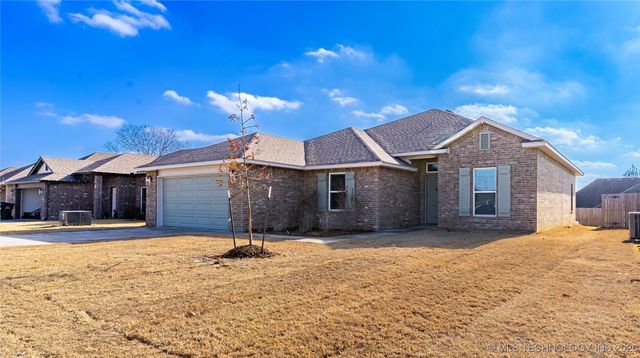2517 W South Street, Collinsville, OK 74021