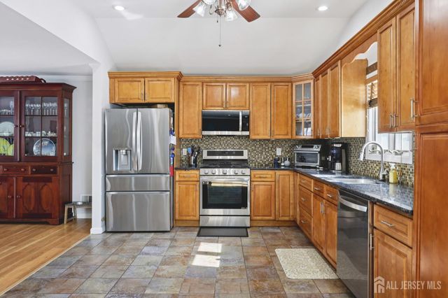 28 W Francis Street, Iselin, NJ 08830