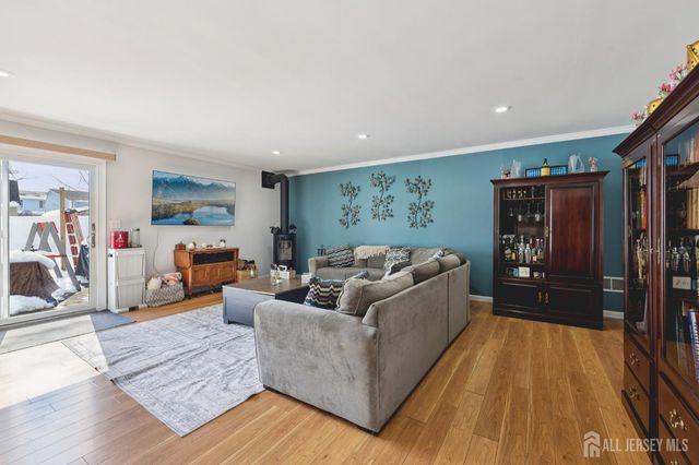 28 W Francis Street, Iselin, NJ 08830