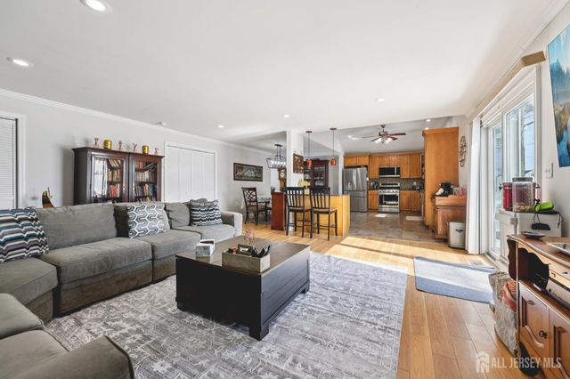 28 W Francis Street, Iselin, NJ 08830