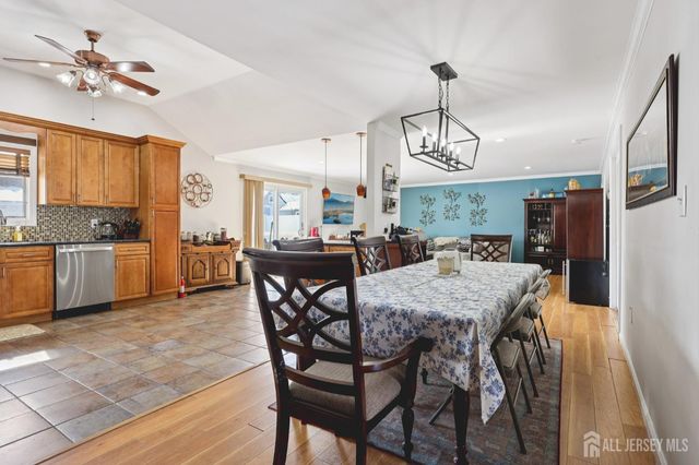 28 W Francis Street, Iselin, NJ 08830