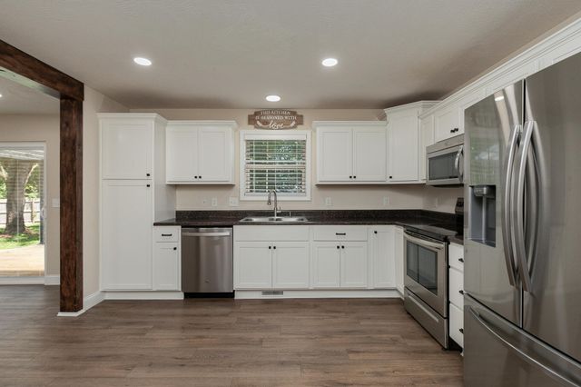 5749 W Payton Circle, Springfield, MO 65802