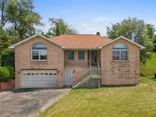 205 Veneze Dr, Robinson Twp, PA 15205