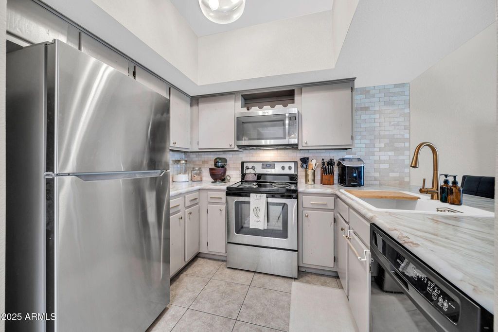 Image 14 of property listing at 14002 N 49TH Avenue 1097, Glendale, AZ 85306