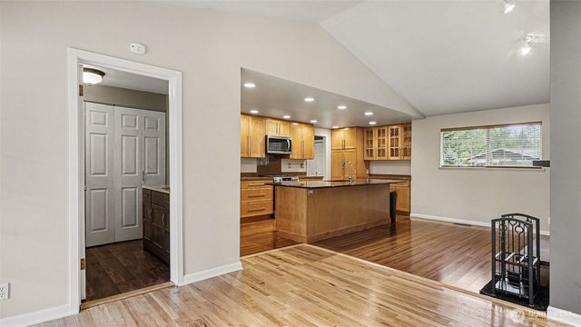 6201 Island Crest Way, Mercer Island, WA 98040