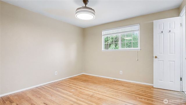 6201 Island Crest Way, Mercer Island, WA 98040