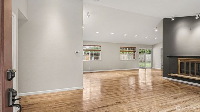 6201 Island Crest Way, Mercer Island, WA 98040