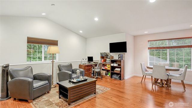 6201 Island Crest Way, Mercer Island, WA 98040