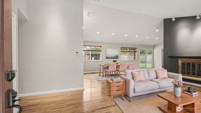 6201 Island Crest Way, Mercer Island, WA 98040