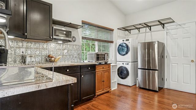 6201 Island Crest Way, Mercer Island, WA 98040