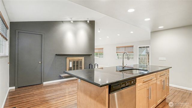 6201 Island Crest Way, Mercer Island, WA 98040