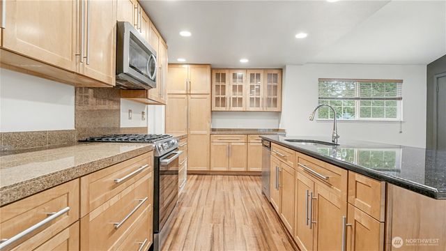 6201 Island Crest Way, Mercer Island, WA 98040