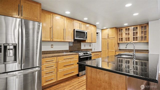 6201 Island Crest Way, Mercer Island, WA 98040