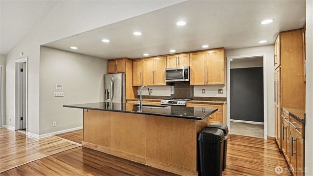 6201 Island Crest Way, Mercer Island, WA 98040