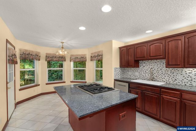 534 NE South Shore Rd, Portland, OR 97211