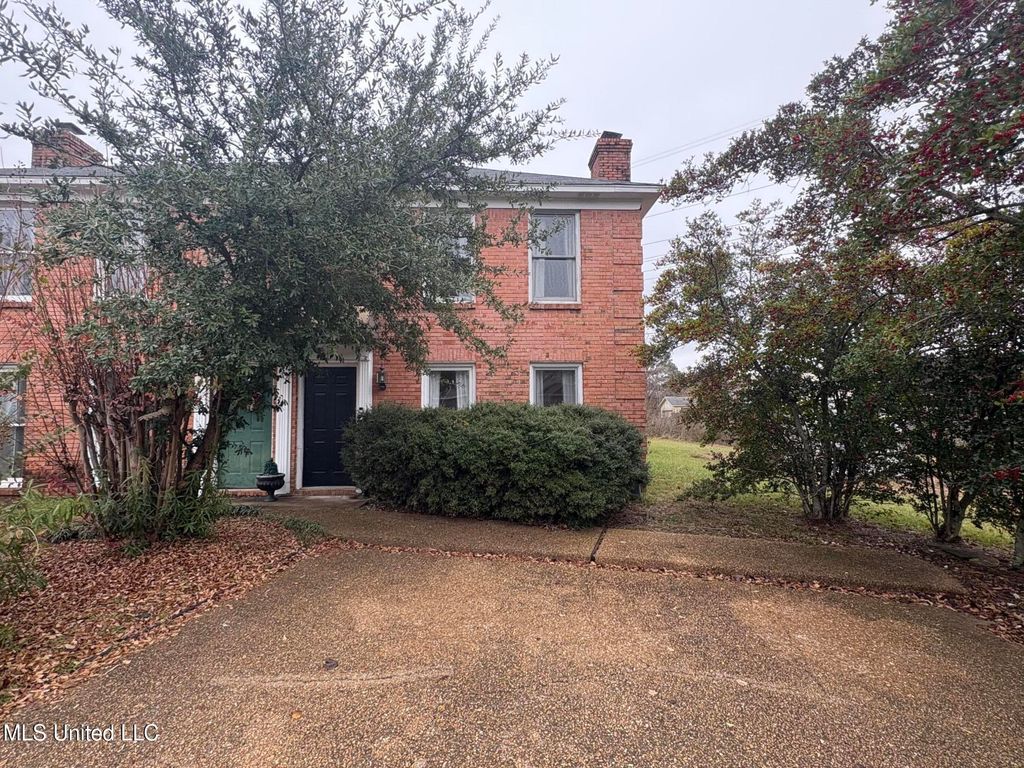12 River Run Drive, Jackson, MS 39211
