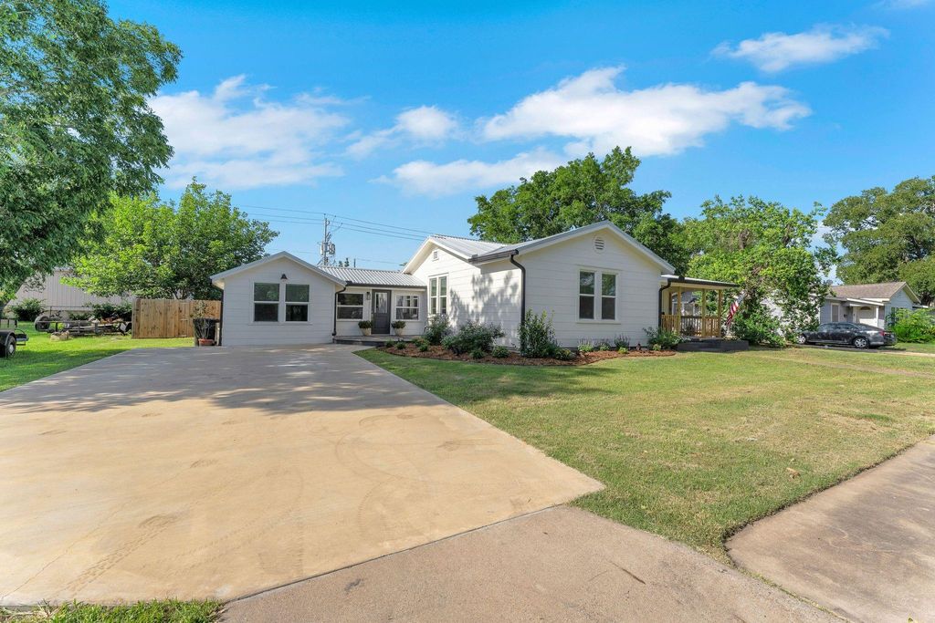 215 Paulus Street, Schulenburg, TX 78956