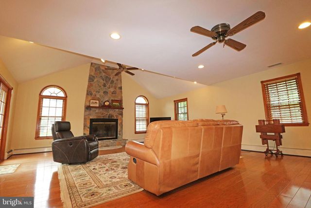 6 PATRICIA LN, Glen Mills, PA 19342