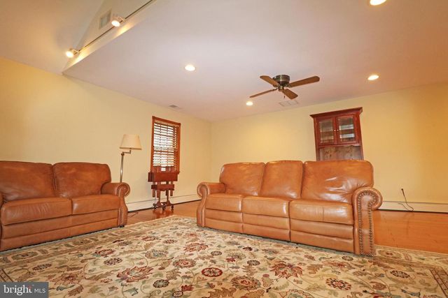 6 PATRICIA LN, Glen Mills, PA 19342