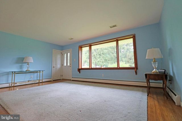 6 PATRICIA LN, Glen Mills, PA 19342