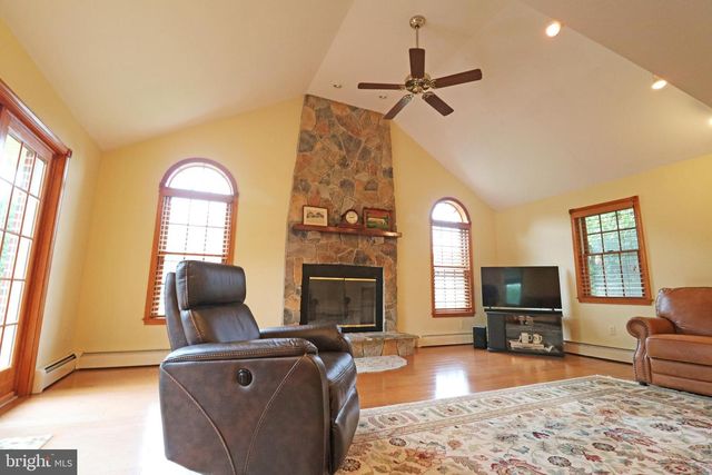 6 PATRICIA LN, Glen Mills, PA 19342