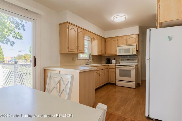 7520 Williamsburg Road, Lansing, MI 48917