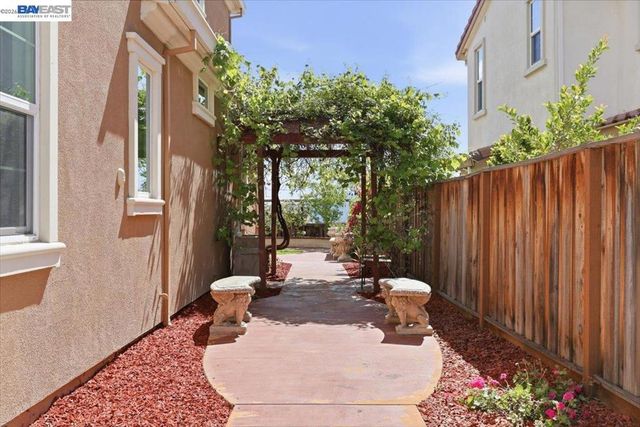 1718 N Terracina Dr, Dublin, CA 94568