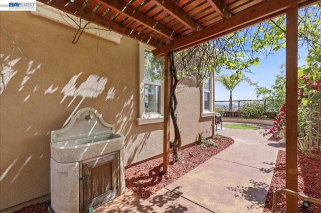 1718 N Terracina Dr, Dublin, CA 94568