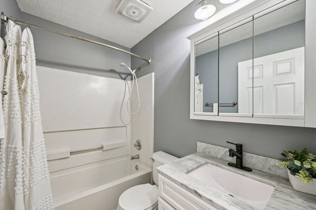 3936 Highland Bluff Drive, Groveport, OH 43125