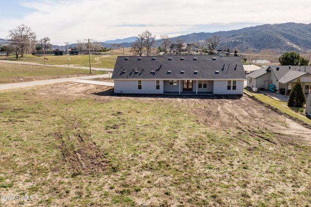24401 Oaktree Court, Tehachapi, CA 93561