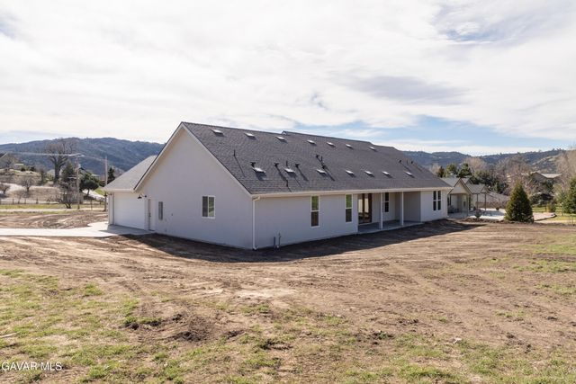 24401 Oaktree Court, Tehachapi, CA 93561