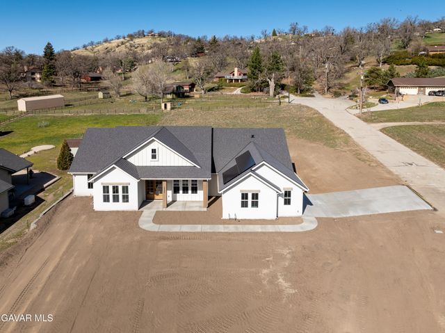 24401 Oaktree Court, Tehachapi, CA 93561