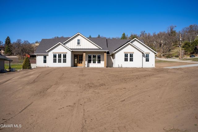 24401 Oaktree Court, Tehachapi, CA 93561