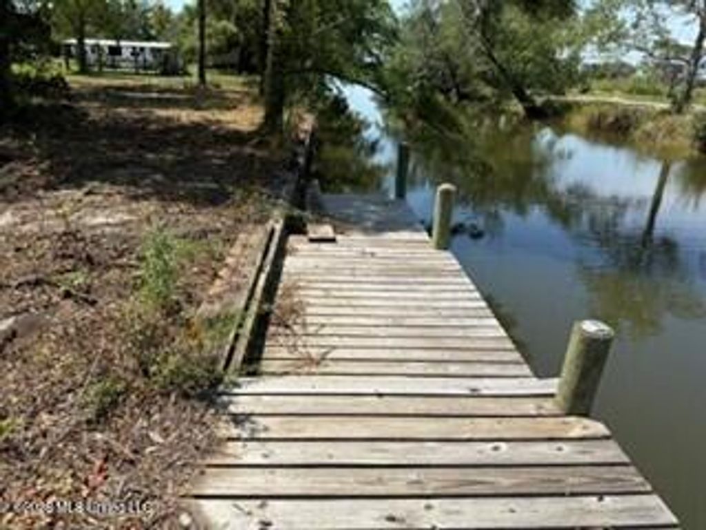 10028 E Bayou Road, Bay Saint Louis, MS 39520